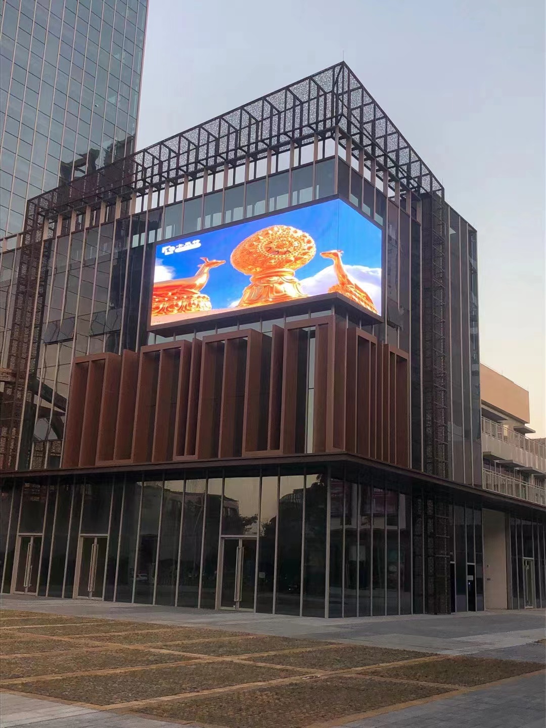 轉角不一定是愛，也有可能是led轉角顯示屏